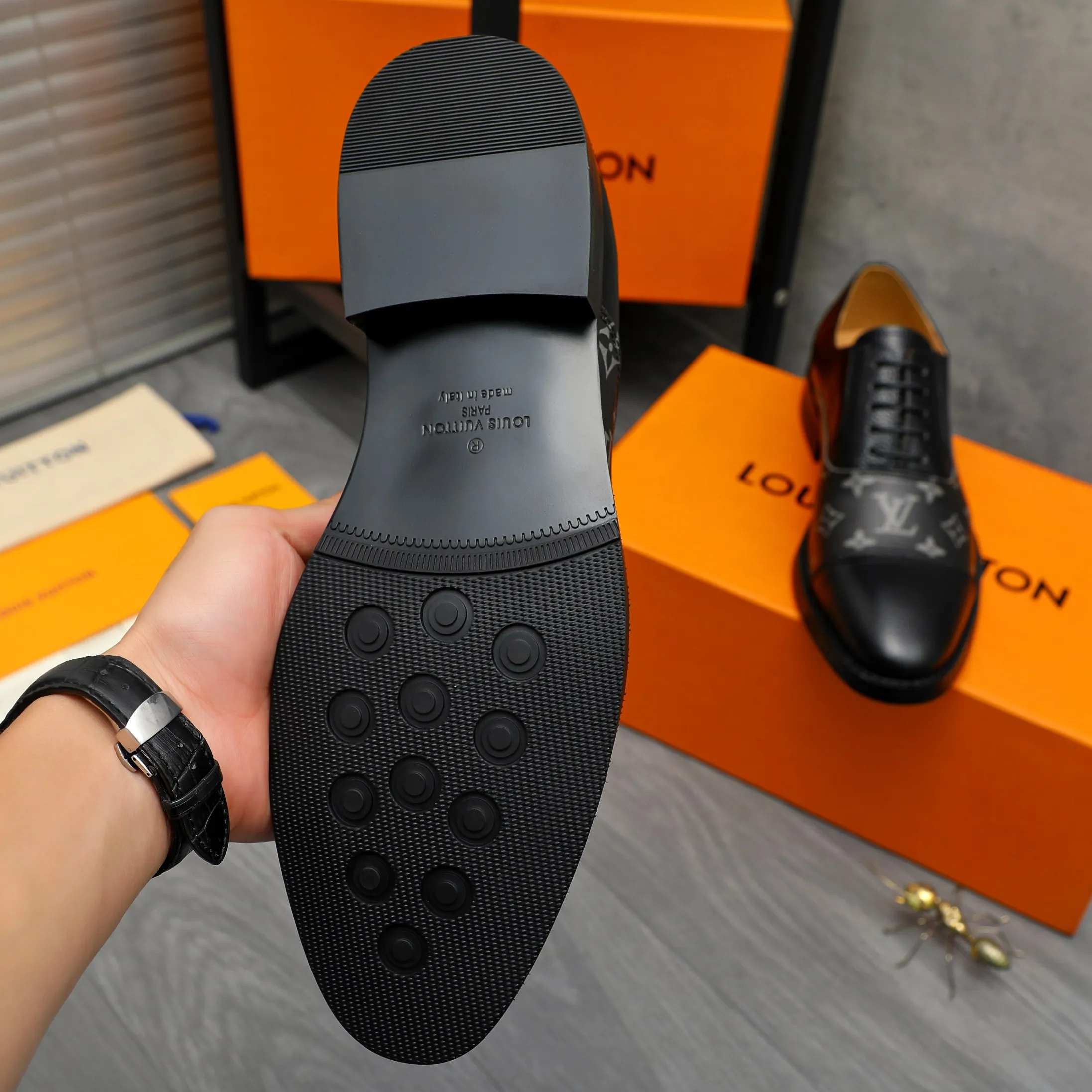 Men's shoes 💰500 Product trademark: LV "Louis Vuitton" business formal leather shoes Regular size: 39-45 (.45 customization is non-refundable) Product material: Selected pebbled cowhide stitching printed upper, cowhide lining, original rubber outsole